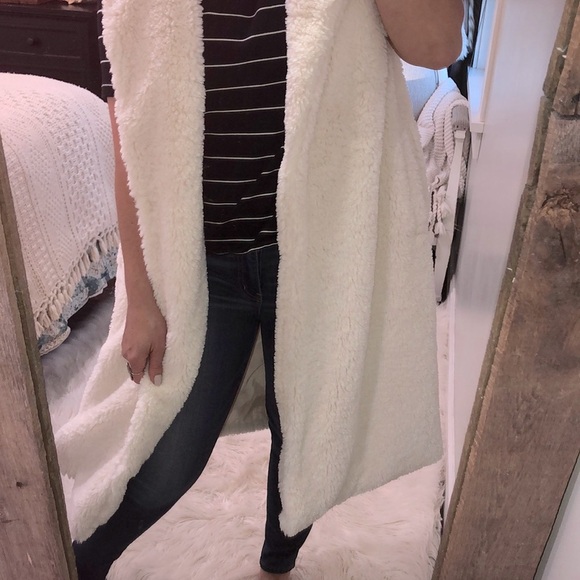 Forever 21 medium ivory fuzzy teddy bear sleeveless duster jacket - Picture 5 of 8